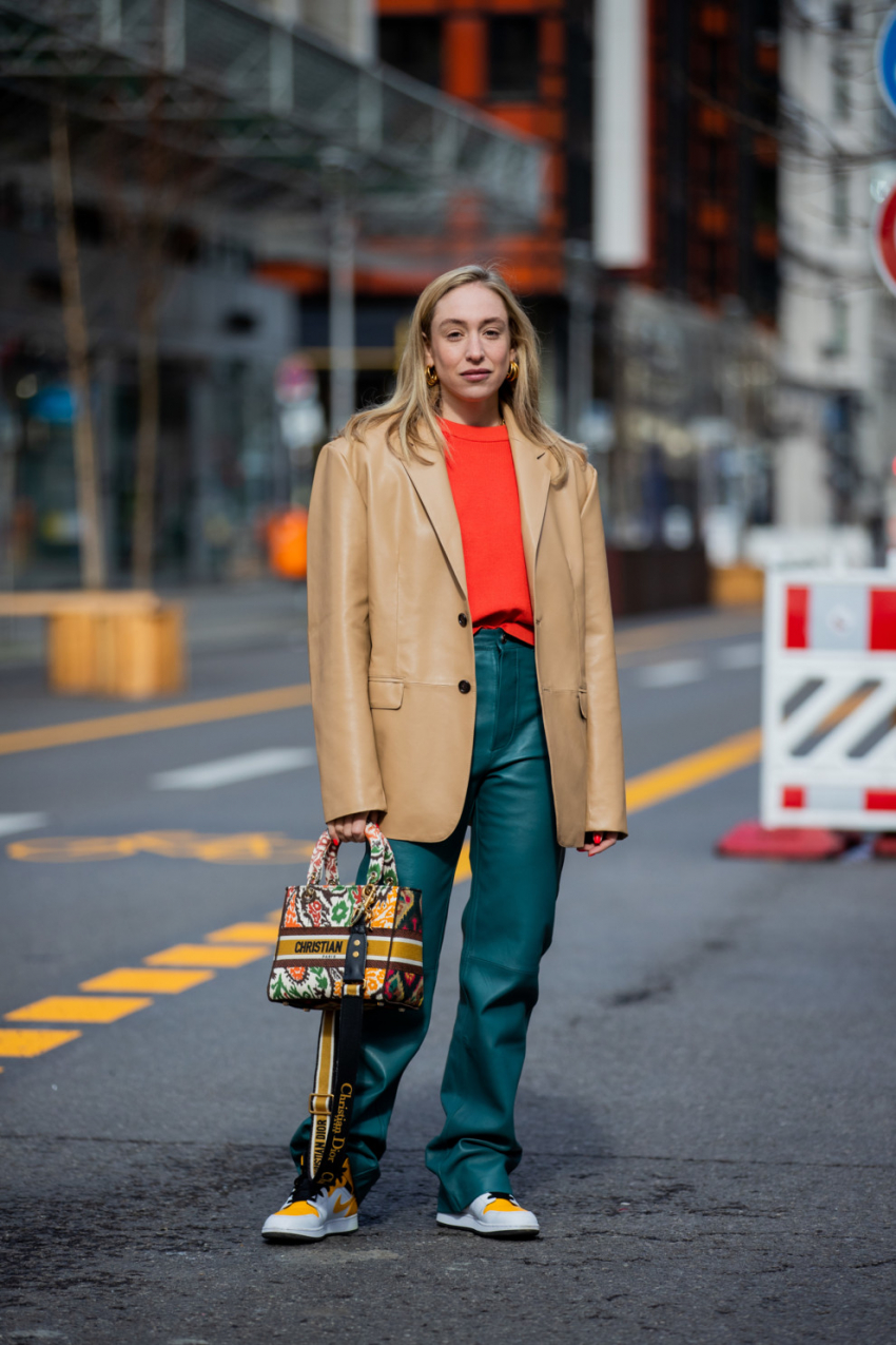 Streetstyle: как носить бежевый жакет этой весной - «Уличный стиль»